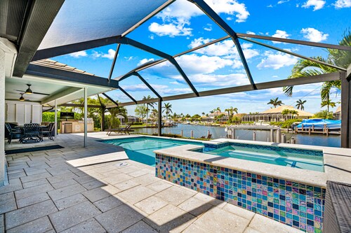 Resort-Style Pool & Hot Tub! Outdoor TV, Fire Pit & Bikes for Island Adventures!