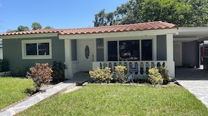 Exterior detail - 3 bedroom home in quiet neighborhood 7 mins to beach<br>And other attractions  (Hollywood)