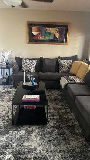 Living area - 3 bedroom home in quiet neighborhood 7 mins to beach<br>And other attractions  (Hollywood)
