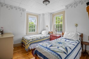 10 bedrooms, iron/ironing board, free WiFi, bed sheets