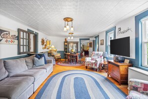 Smart TV, books, stereo