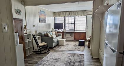 Top Rated Cozy Mid-town Efficiency w/ Pool- 1 1/2 Blocks to Beach!