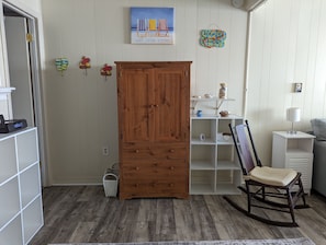 Interior - Top Rated Cozy Mid-town Efficiency w/ Pool- 1 1/2 Blocks to Beach! (Ocean City)