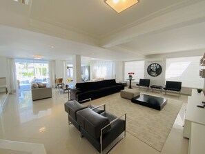 TV, mesa de pingue-pongue