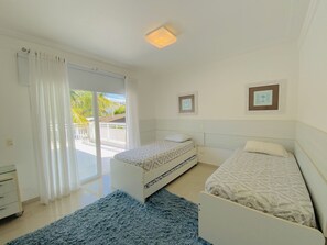 6 bedrooms, iron/ironing board, WiFi, bed sheets