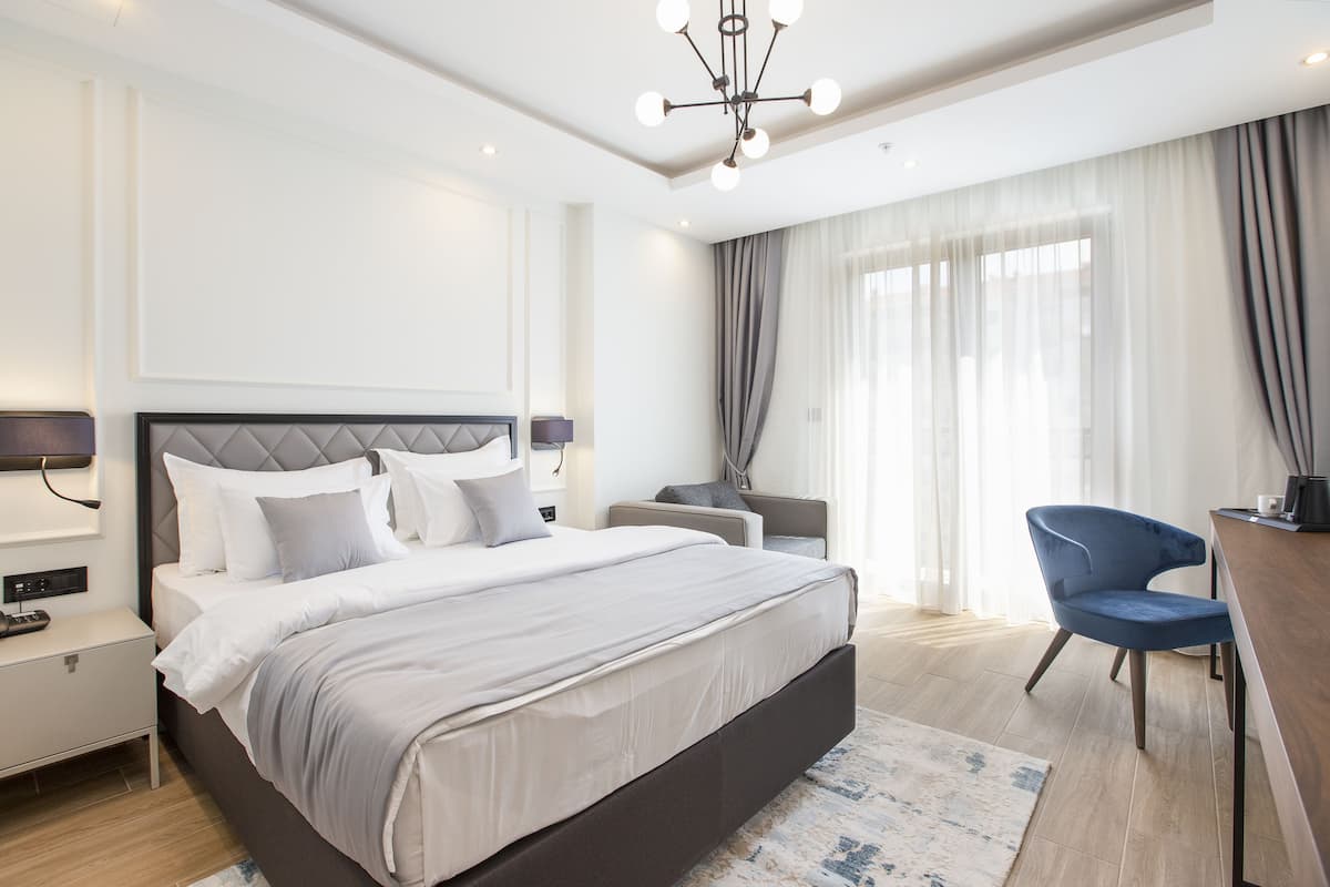 Memory foam-madrasser, minibar och värdeförvaringsskåp på rummet