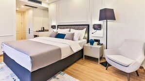 Une chambre à coucher moderne avec un lit, des tables de chevet, une chaise et une lampe.