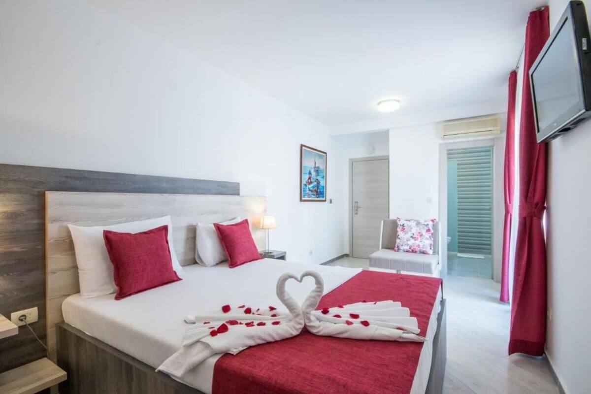 Standard Double Room with extra bed, Block B by Momentum | เตียงเมมโมรีโฟม, มินิบาร์, ตู้นิรภัยในห้องพัก, โต๊ะทำงาน