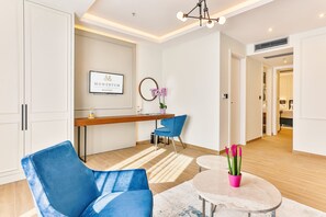 Familiesuite | Oppholdsområde | En 0-tommers Flatskjerm-TV med kabel-kanaler samt TV