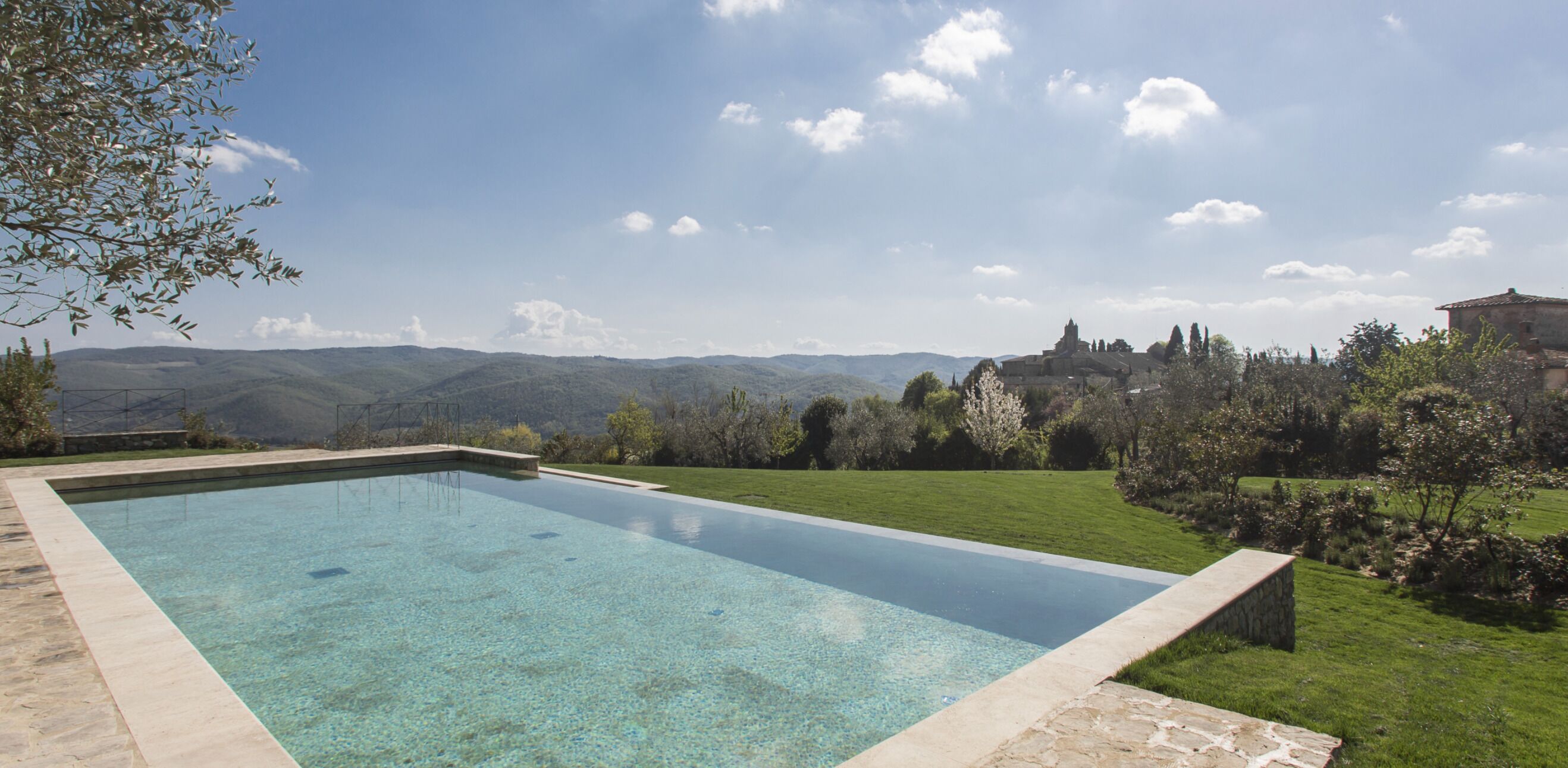 حمّام سباحة خارجي