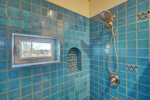 Douche, sèche-cheveux, serviettes fournies, savon