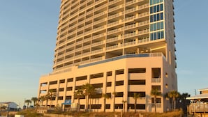 Un grand hôtel à plusieurs étages, doté d’un toit plat et de nombreux balcons.