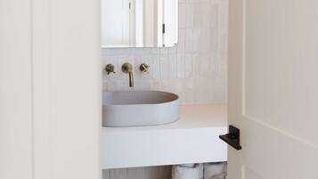 Artículos de tocador de diseñador, secador de pelo, batas, toallas