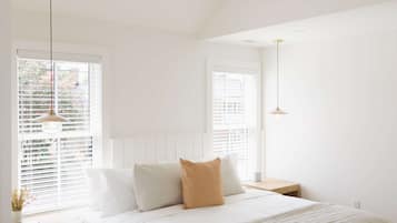 Basic Room | Frette Italian sheets, premium bedding, iron/ironing board, free WiFi