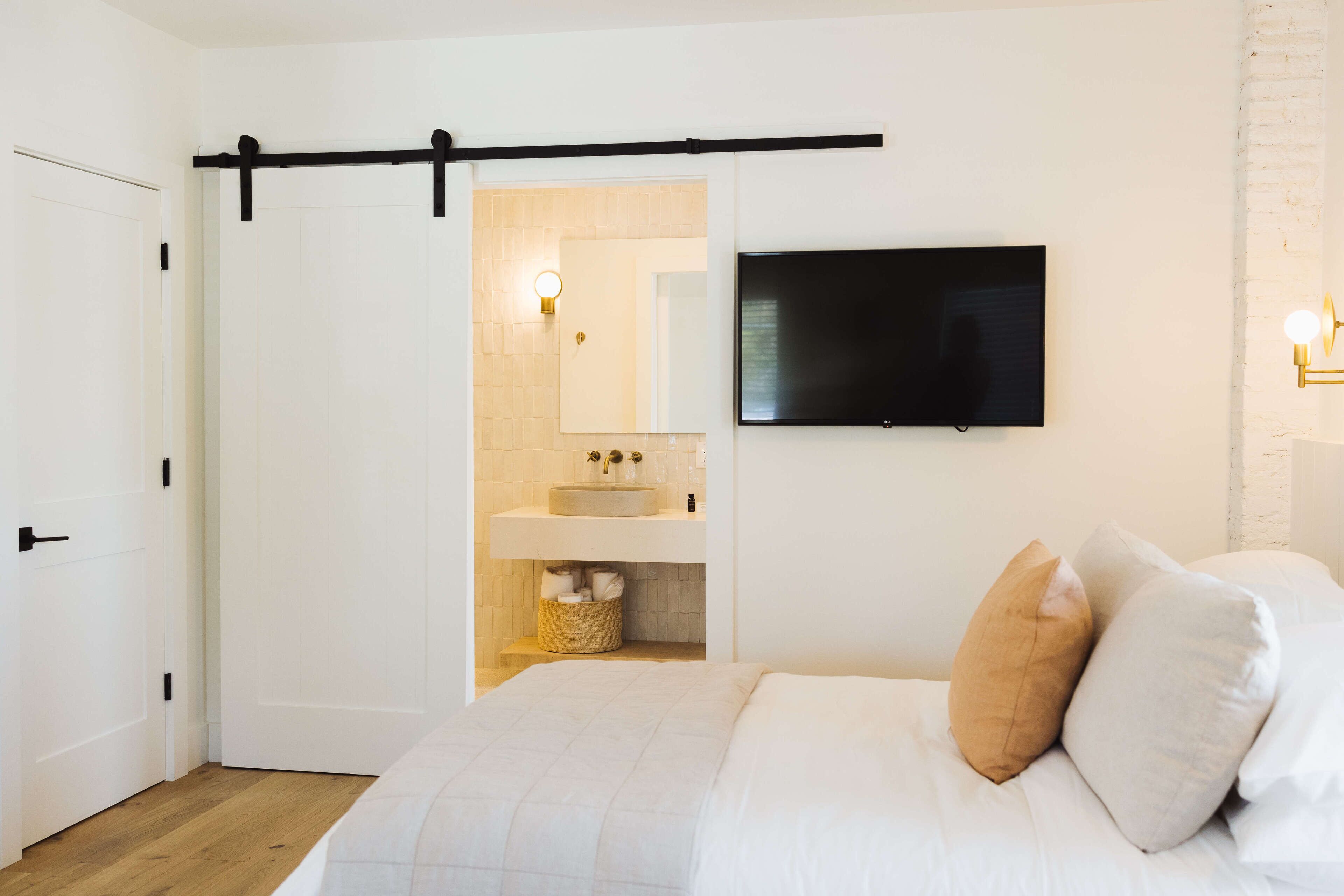 classic room | frette italian sheets, premium bedding, iron/ironing board, free wifi