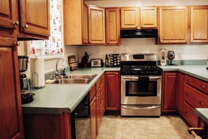 Fridge, microwave, oven, stovetop - 2-bedroom vacation home in Hammondsport near Keuka Lake (Hammondsport)