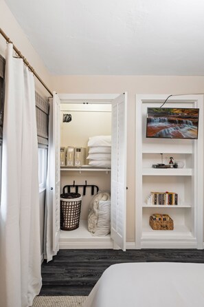 3 Schlafzimmer, Schreibtisch, Bügeleisen/Bügelbrett, Reisekinderbett