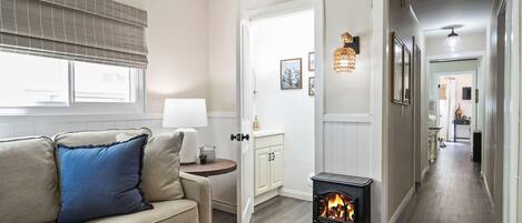 تلفزيون ذكي، مدفأة، ألعاب فيديو، مشغل دي في دي