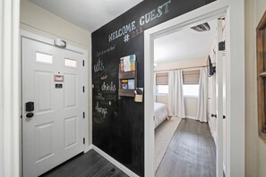 3 chambres, bureau, fer et planche à repasser, lit de bébé portatif