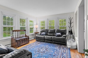 Älytelevisio, DVD-soitin, pöytäjalkapallopöytä, stereot