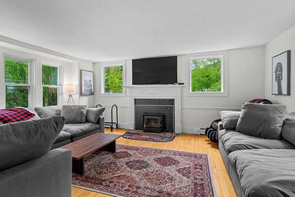 Älytelevisio, DVD-soitin, pöytäjalkapallopöytä, stereot