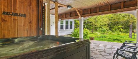 Outdoor spa tub