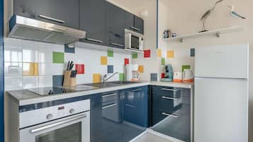 Réfrigérateur, micro-ondes, four, cafetiÚre/bouilloire