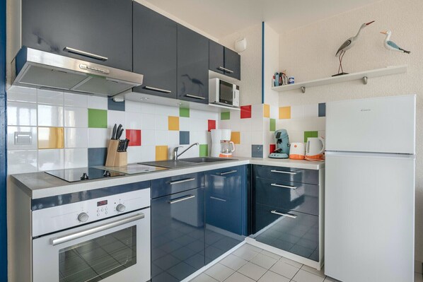 Réfrigérateur, micro-ondes, four, cafetière/bouilloire