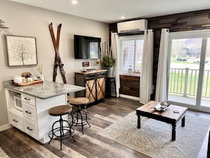 Téléviseur connecté, foyer, table de ping-pong