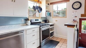 Coffee/tea maker, fridge, microwave, oven