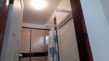 Douche, sèche-cheveux, serviettes fournies, savon