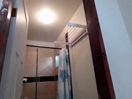 Shower, hair dryer, towels, soap. Apartament