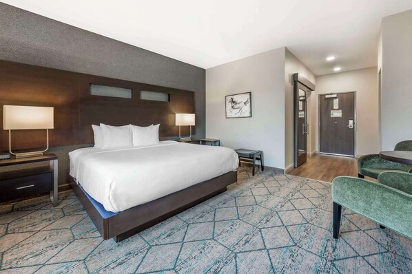 Huone, 1 suuri parisänky, esteetön, tupakointi kielletty | Ylelliset vuodevaatteet, työpöytä