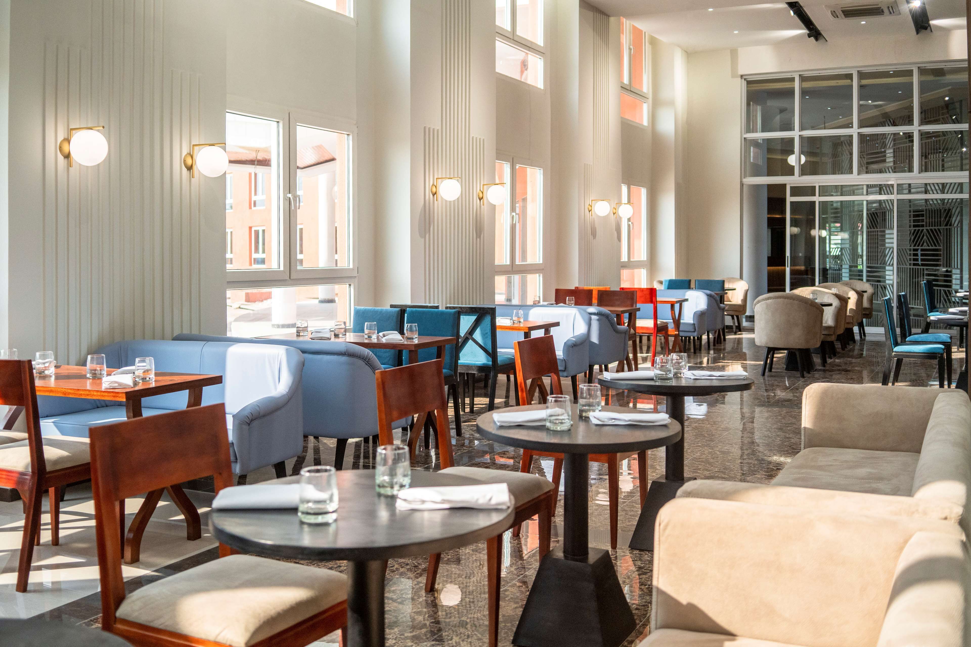 breakfast, lunch, dinner served; international cuisine