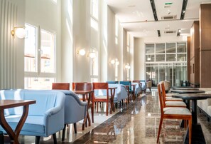 Frokost, lunsj og middag serveres, internasjonale retter 