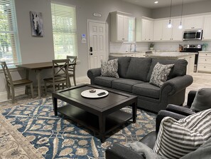 Een smart-tv, boeken en een stereo