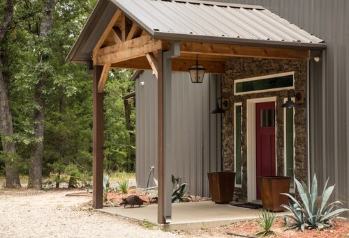 ENTIRE LUXE CABIN ON 126 ACRES WITH 3 PONDS, TRAILS - SLEEPS 18 
