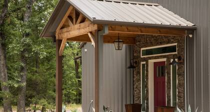 ENTIRE LUXE CABIN ON 126 ACRES WITH 3 PONDS, TRAILS - SLEEPS 18