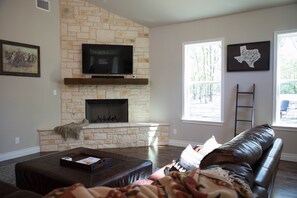 Een smart-tv, boeken en een stereo