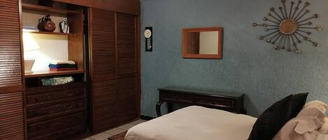 1 habitación, escritorio, tabla de planchar con plancha y wifi gratis