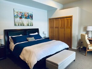 4 chambres, bureau, rideaux occultants, fer et planche à repasser