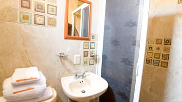 Habitación estándar | Baño | Regadera, amenidades de baño gratuitas, toallas