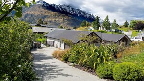 Property grounds - Apple Tree Cottage - Just minutes from Queenstown Central (Queenstown)