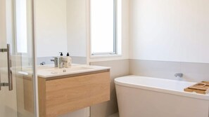 Shower, hair dryer, towels - Apple Tree Cottage - Just minutes from Queenstown Central (Queenstown)