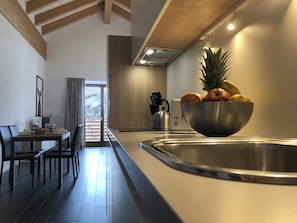 Kühlschrank, Mikrowelle, Herdplatte, Geschirrspüler