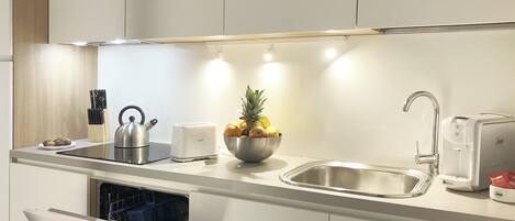 Frigorifero, microonde, piano cottura, lavastoviglie