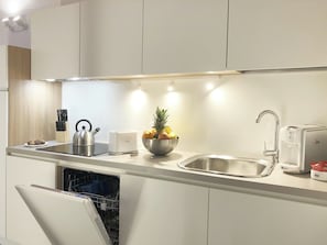Kühlschrank, Mikrowelle, Herdplatte, Geschirrspüler