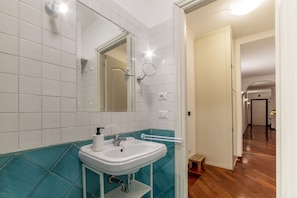 Ensemble douche/baignoire, bidet