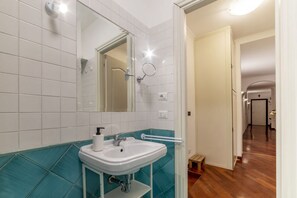 Combined shower/bathtub, bidet - San Lorenzo Cozy and Comfortable Flat (Rome)