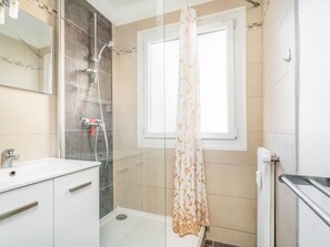 Douche, articles de toilette gratuits, sèche-cheveux